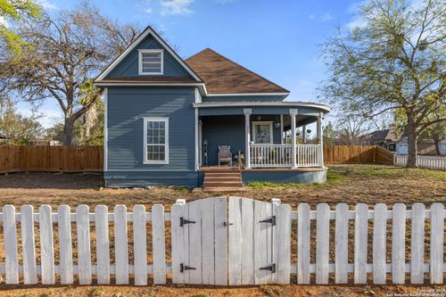 421 E Rio Grande St, Pearsall, TX, 78061-3324 | Card Image