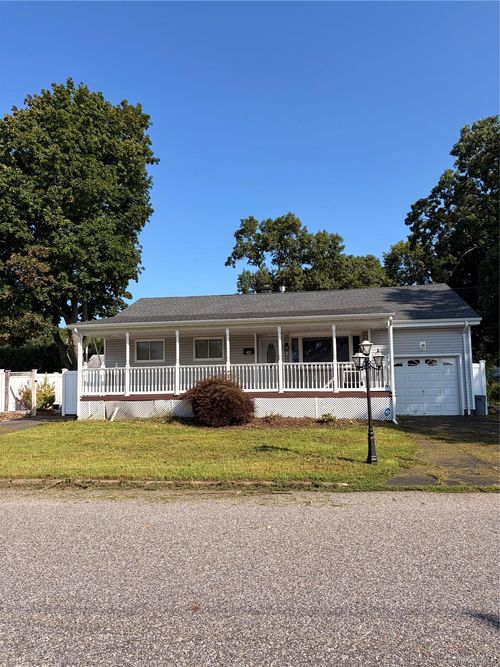423 Elmwood St, Islip Terrace, NY, 11752-2516 | Card Image