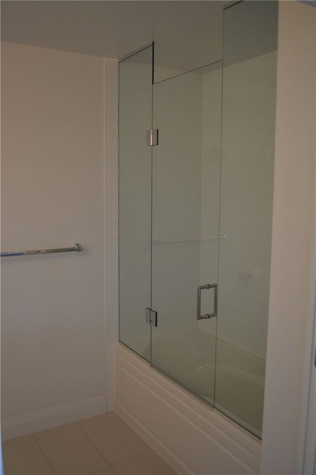 313 - 4800 Highway 7 Rd, Condo with 2 bedrooms, 1 bathrooms and 1 parking in Vaughan ON | Image 9