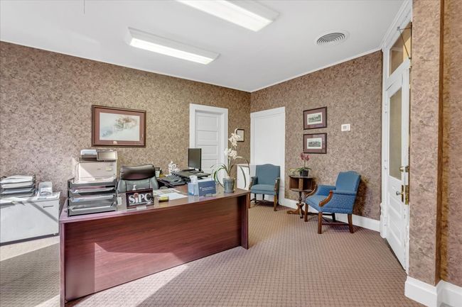 Executive office facing Travis St. | Image 12