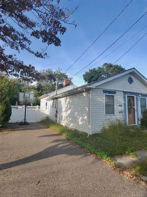 535 Outlook Ave, Babylon, NY, 11704-4333 | Card Image
