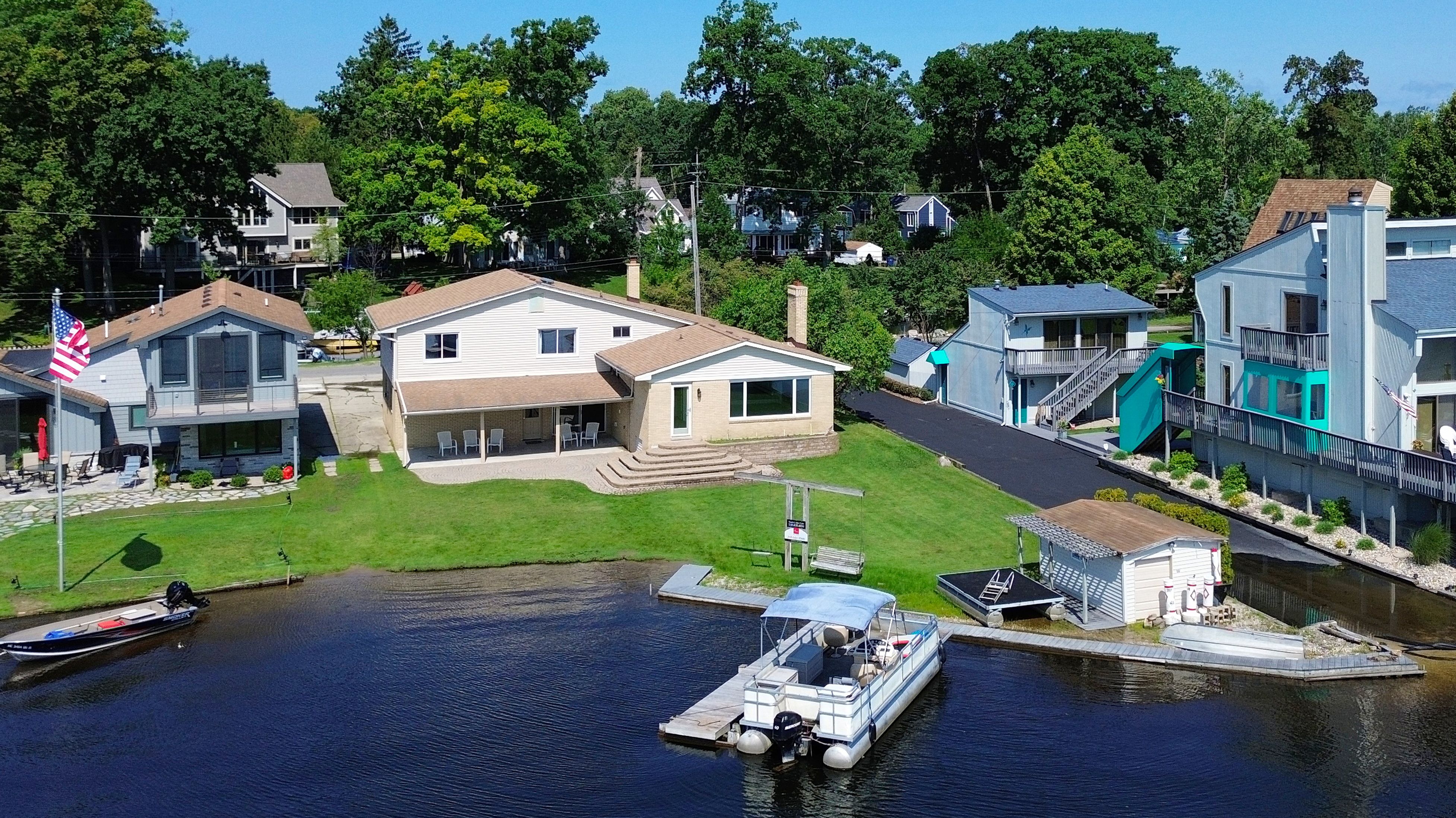Windside Dr, West Bloomfield, MI 48324