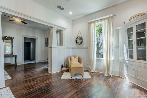 116 W Weinert St, Seguin, TX, 78155-3754 | Card Image