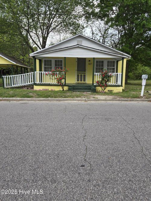 607 Washington St, Laurinburg, NC, 28352-2851 | Card Image