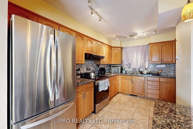 238 Royal Salisbury Way, House attached with 3 bedrooms, 2 bathrooms and 3 parking in Brampton ON | Image 10