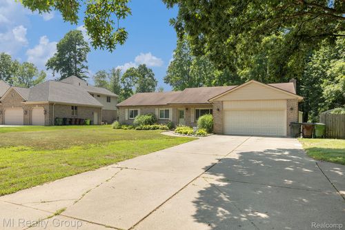 55979 Mound Rd, Shelby Twp, MI, 48316-5222 | Card Image