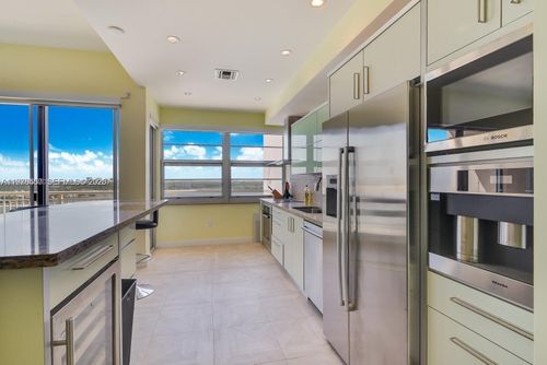 ph01-18031 Biscayne Blvd, Aventura, FL, 33160-5201 | Card Image