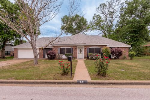 121 Elmwood St, Huntsville, TX, 77320-3058 | Card Image
