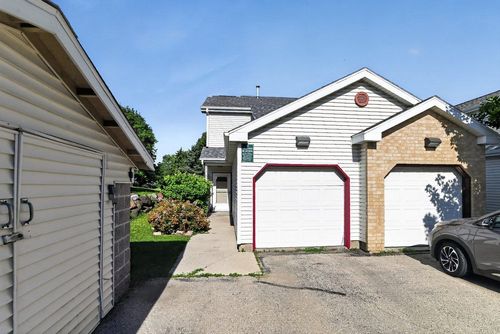 952 Rockefeller Ln, Madison, WI, 53704-7850 | Card Image