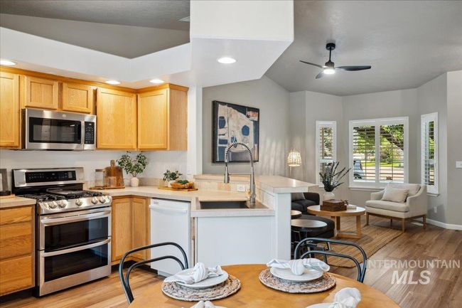 10972 W Spring River St, House other with 3 bedrooms, 3 bathrooms and 2 parking in Boise ID | Image 10