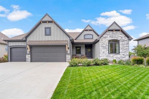 16255 165th Ter, Olathe, KS, 66062-7948 | Card Image