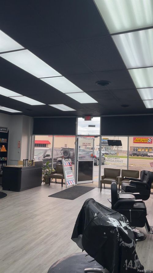 29594 Orchard Lake Rd, Farmington Hills, MI, 48334-2158 | Card Image