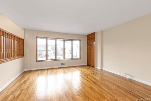 right-295 Plain Ct, Franklin Square, NY, 11010-3024 | Card Image
