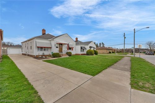 912 Dawnwood Dr, Parma, OH, 44134-3224 | Card Image