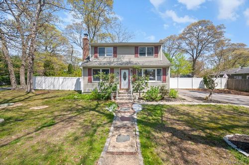 41 Babylon St, Mastic, NY, 11950-4319 | Card Image