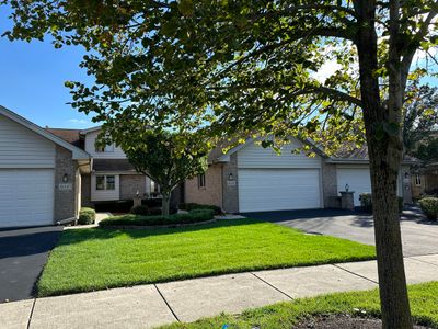 18447 Lakeview Cir East, Townhouse with 2 bedrooms, 3 bathrooms and 2 parking in Tinley Park IL | Image 1