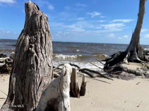 77-740 Sandy Point Dr, Beaufort, NC, 28516-9508 | Card Image