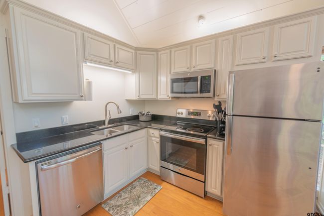 104 E Barker Creek Dr, House other with 3 bedrooms, 2 bathrooms and null parking in Scroggins TX | Image 8