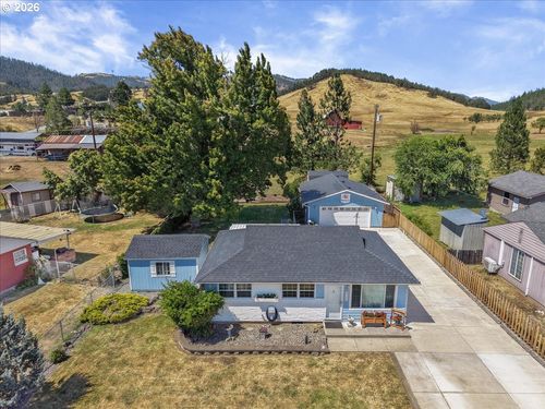 946 E 4th Ave, Riddle, OR, 97469-8606 | Card Image