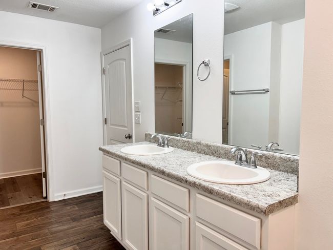 39 Main Bathroom | Image 40
