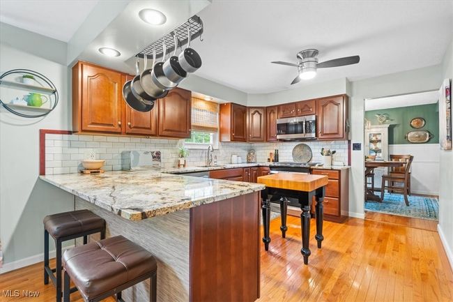 Kitchen with bar area | Image 19