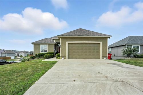 2211 Nw Hedgewood Dr, Grain Valley, MO, 64029-7241 | Card Image