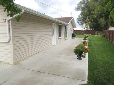 17 8 Ave W, House detached with 3 bedrooms, 1 bathrooms and 4 parking in Barnwell AB | Image 2