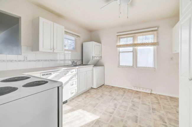 303 38 Street Sw, Home with 3 bedrooms, 2 bathrooms and 3 parking in Calgary AB | Image 8