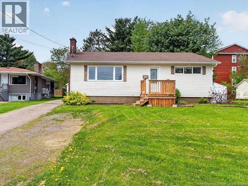 242 Broadway St, Moncton, NB, E1A3Y6 | Card Image