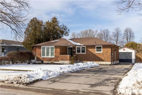 8225 Paddock Trail, Niagara Falls, ON, L2H1X1 | Card Image