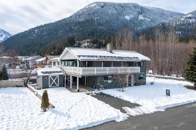 7474 Prospect Street, House other with 5 bedrooms, 2 bathrooms and 5 parking in Pemberton BC | Image 1