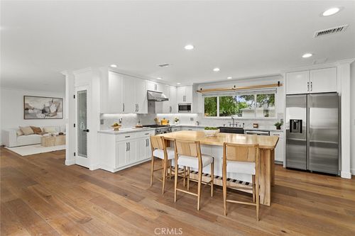 2162 Montgomery Rd, Thousand Oaks, CA, 91360-4950 | Card Image