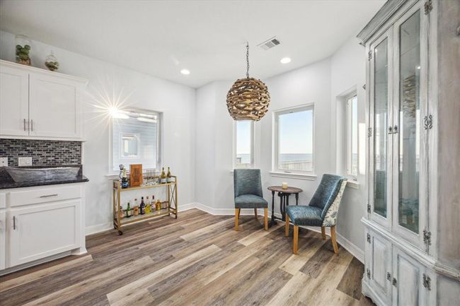 dining area | Image 15