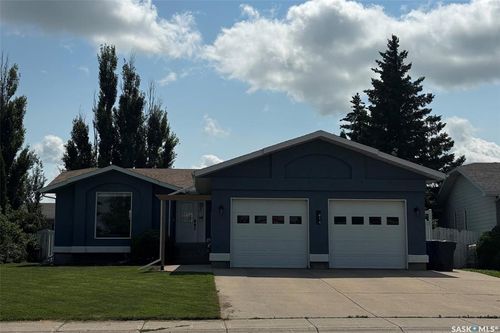 414 Darlington Street E, House with 4 bedrooms, 3 bathrooms and 2 parking in Yorkton SK | Card Image