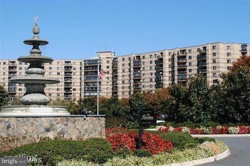 303-8340 Greensboro Dr, MCLEAN, VA, 22102-3505 | Card Image