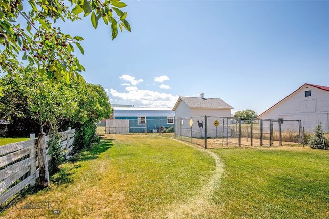 dog run, kennel building and shed in back yard area | Image 28