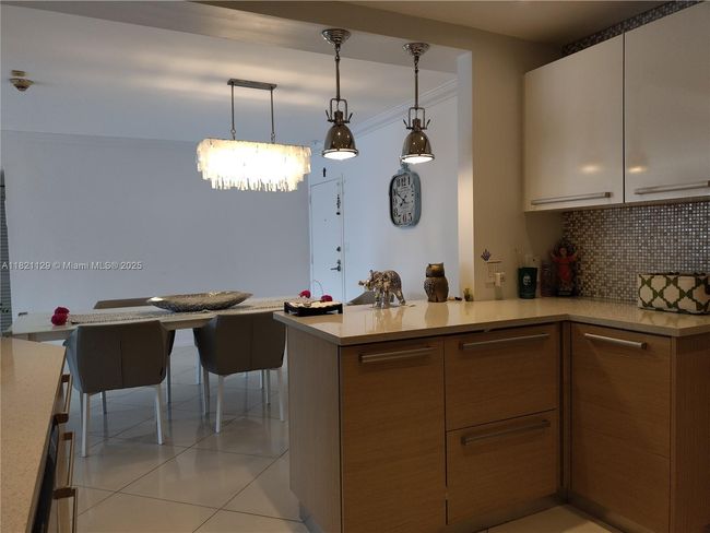 APT-706 - 575 Crandon Blvd, Condo with 2 bedrooms, 2 bathrooms and null parking in Key Biscayne FL | Image 6