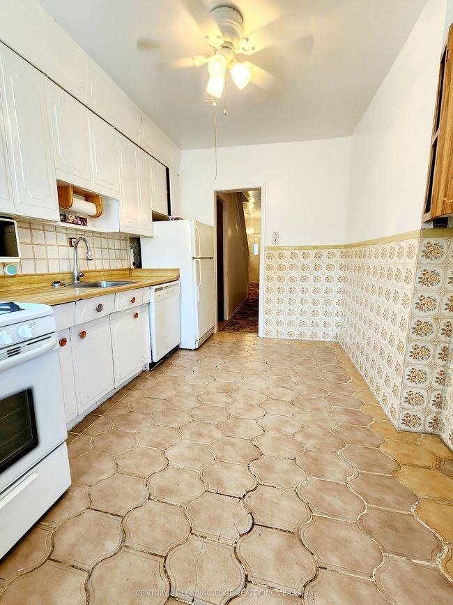 635 Coxwell Ave, House attached with 3 bedrooms, 2 bathrooms and null parking in Toronto ON | Image 14