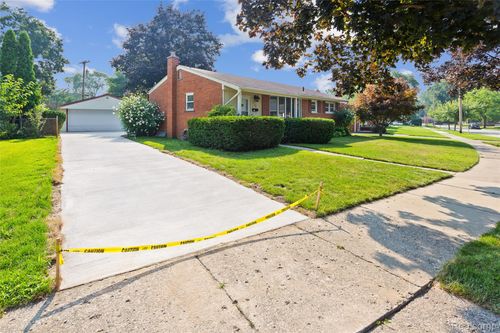 3195 Treadwell St, Wayne, MI, 48184-1147 | Card Image