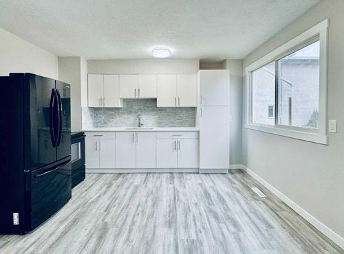 221-2211 19 Street Ne, Calgary, AB, T2E4Y5 | Card Image