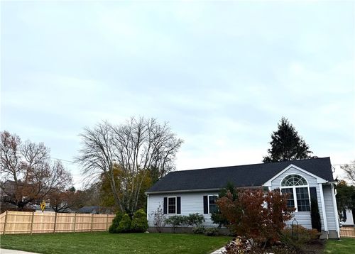 4 Village Rd, Bradford, RI, 02808-1436 | Card Image