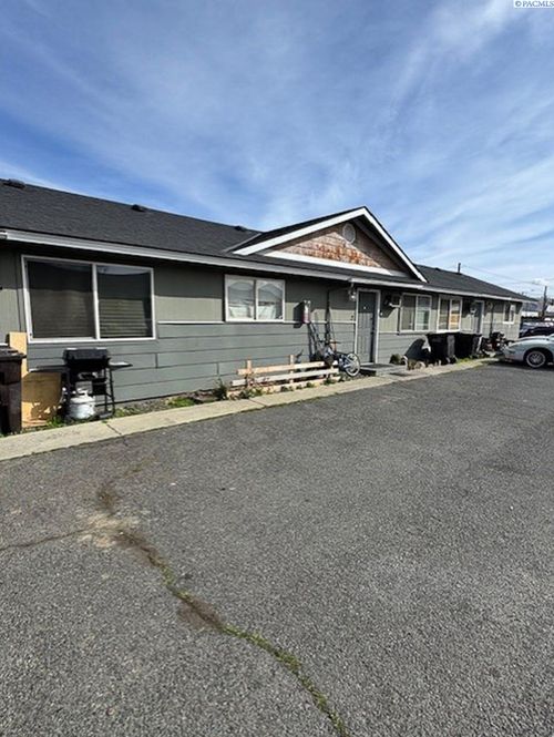 301 Perry St, Yakima, WA, 98902-5946 | Card Image