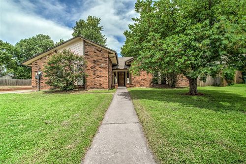 2817 Greenfield Dr, Edmond, OK, 73012-6534 | Card Image