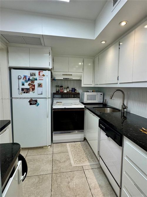 c213-2940 Ne 203rd St, Aventura, FL, 33180-2071 | Card Image