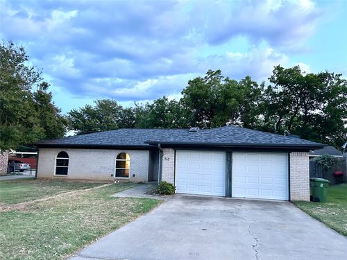 745 Toni Dr, Hurst, TX, 76054-2333 | Card Image