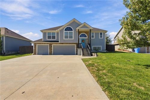 824 N Oak Ter, Tonganoxie, KS, 66086-4505 | Card Image