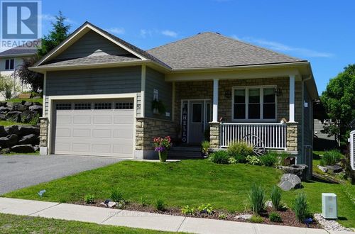 40 Winnifred Avenue E, Parry Sound, ON, P2A2E7 | Card Image