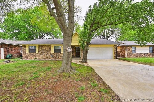 1666 S Pecan Ave, Broken Arrow, OK, 74012-5200 | Card Image
