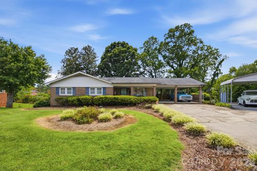 2711 Fairway Acres Cir, Lenoir, NC, 28645-7804 | Card Image