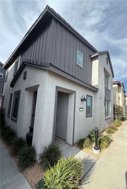 unit-2-16657 Snowdrop Ln, Fontana, CA, 92336-6646 | Card Image